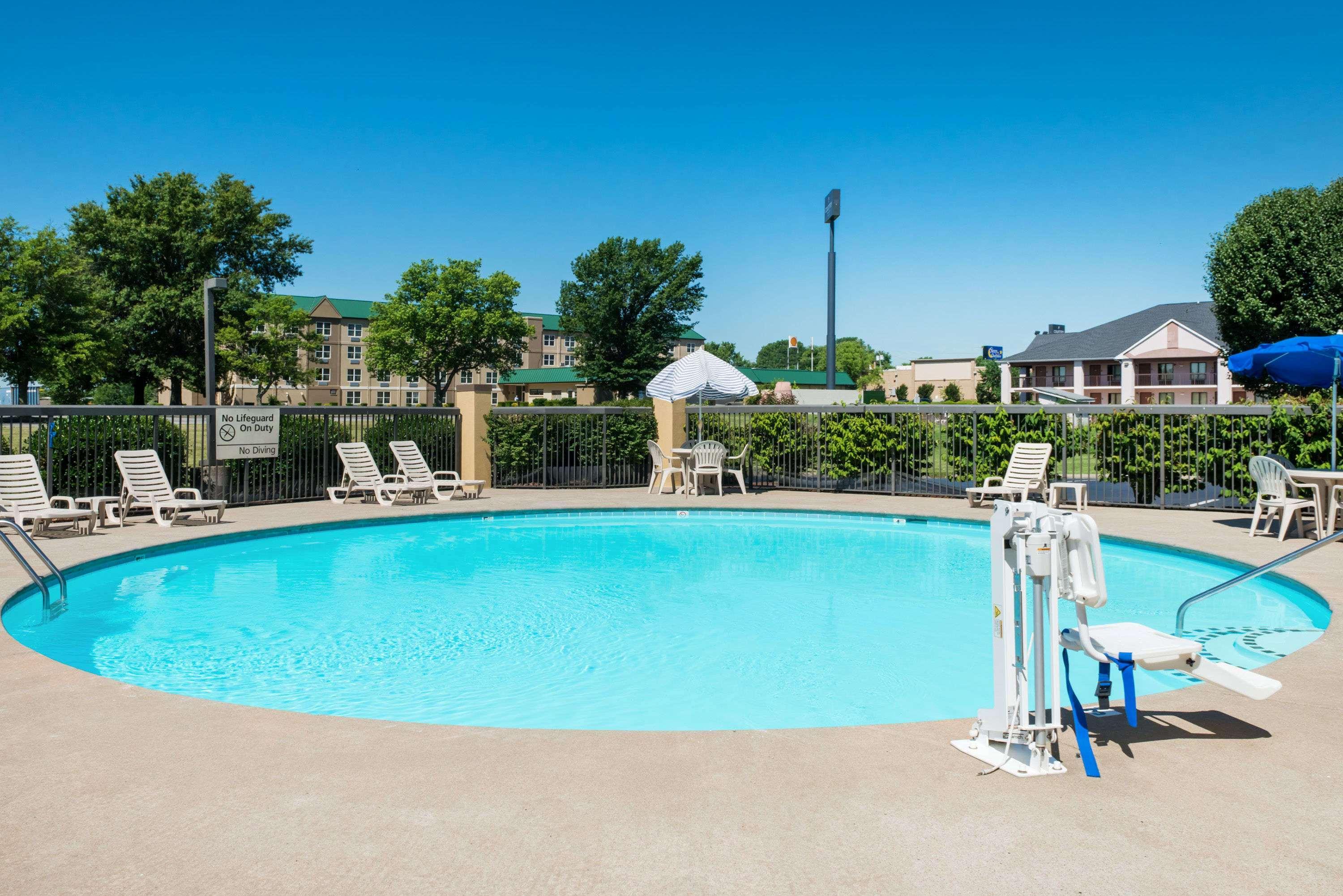 Baymont By Wyndham Clarksville Northeast Exterior foto