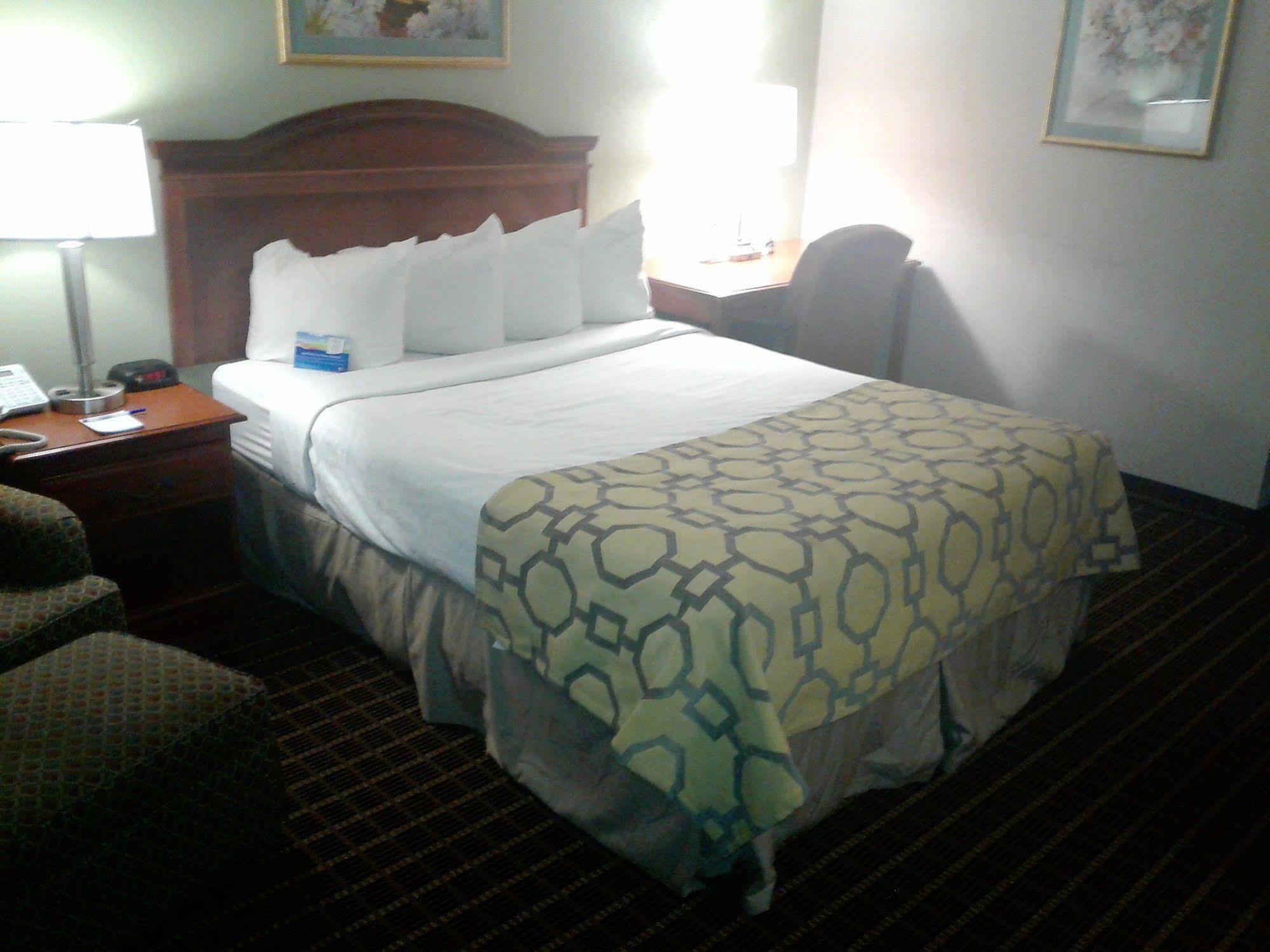 Baymont By Wyndham Clarksville Northeast Exterior foto