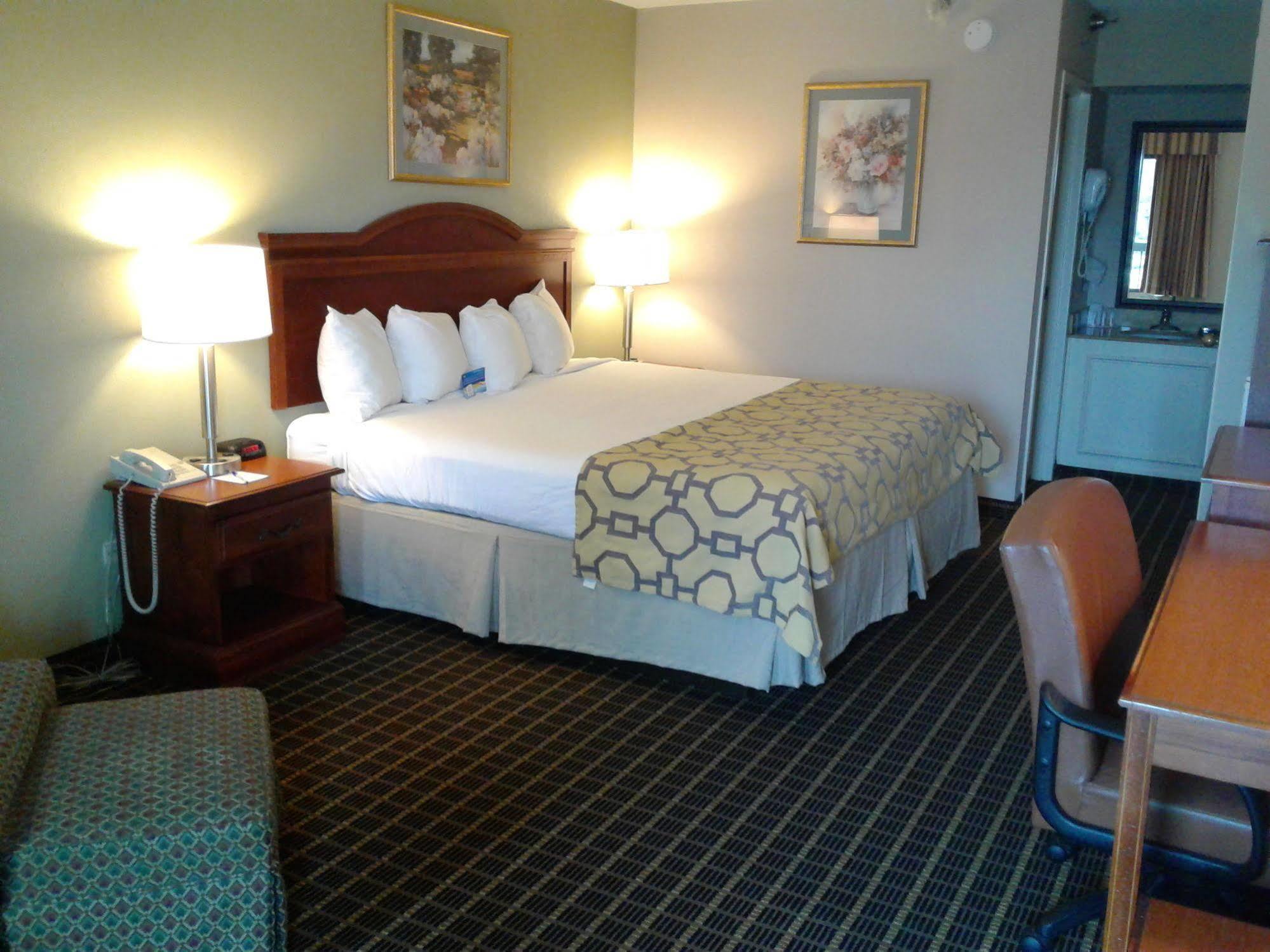 Baymont By Wyndham Clarksville Northeast Exterior foto